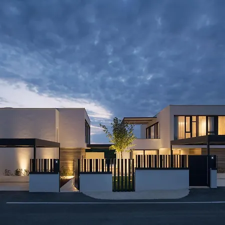 Villa Design Noble With