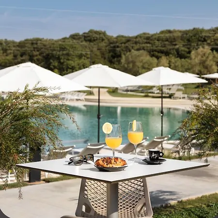 Villa Design Noble With Bale