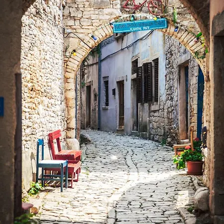 Design Noble With Villa Bale