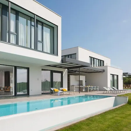 Villa Design Noble With Bale