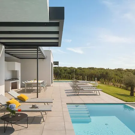 Villa Design Noble With Bale