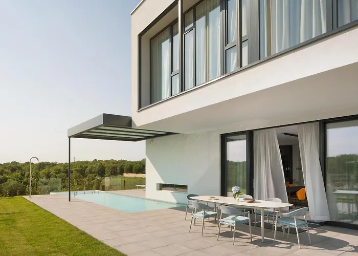 Villa Design Noble With