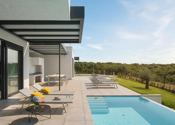 Villa Design Noble With Bale